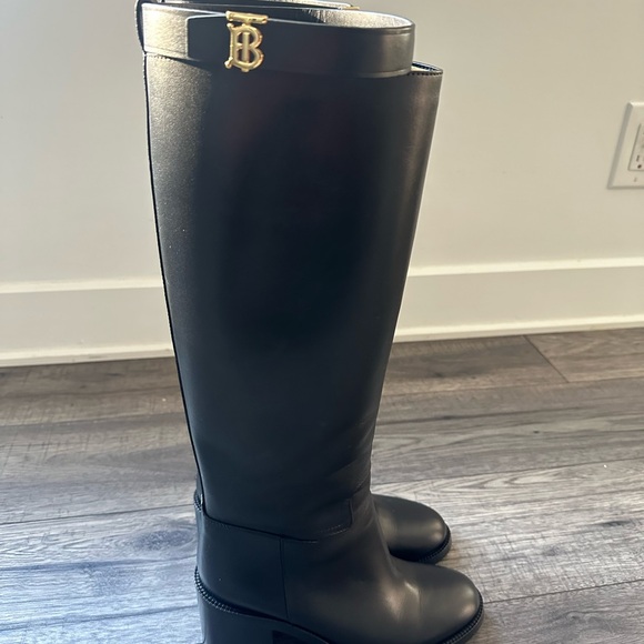 Brand Burberry boots worn once size 37. Lamb leather in perfect condition - Picture 2 of 4